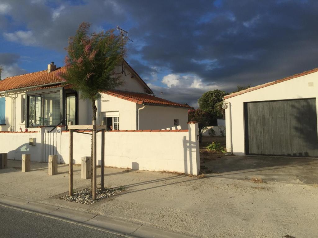 Private Gite with heated pool with retractable cover and hot tub
