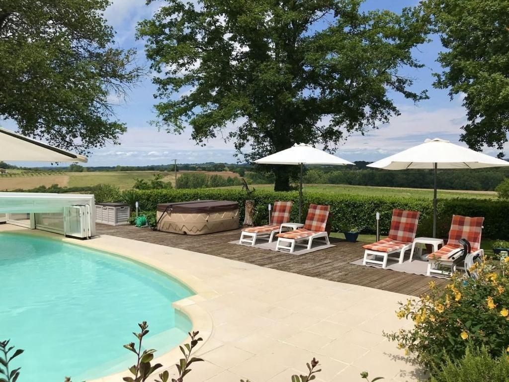 Private Gite with heated pool with retractable cover and hot tub 513 Chemin du Refuge, 24380 Cendrieux