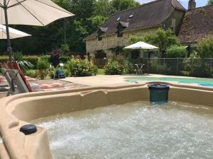 Private Gite with heated pool with retractable cover and hot tub