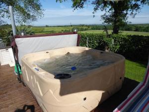 Private Gite with heated pool with retractable cover and hot tub