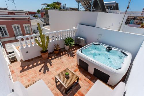 Privilege Casa Perto do Mar with Rooftop Jacuzzi