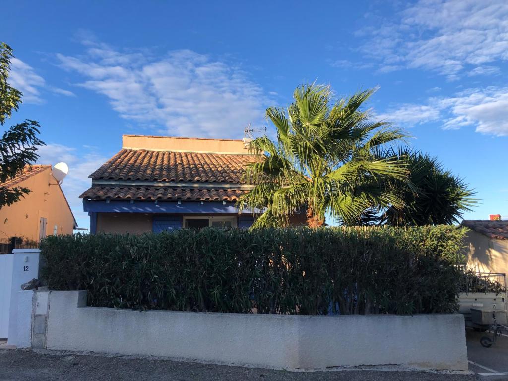 Maison de vacances Proche Narbonne - AUDE 11- Saint pierre la Mer - ravissant pavillon plain pied F2- vaste terrasse - résidence avec piscine à 800M de la plage -Climatisé- parking privé - wifi gratuit 11 mas de périmont 19 Avenue des Garrigues 11560 Saint Pierre La Mer