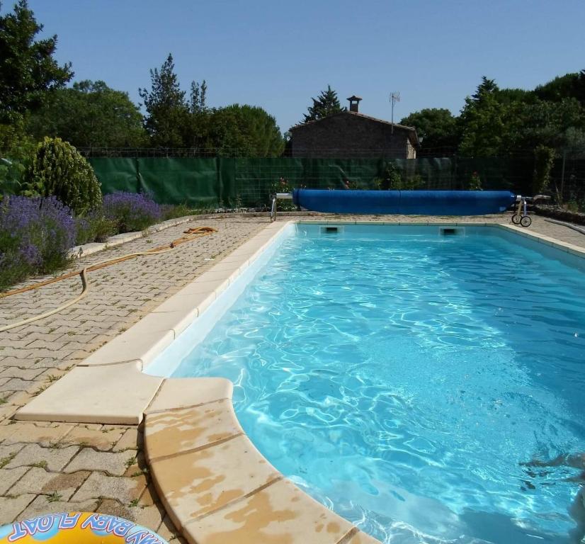 Proche Narbonne - AUDE 11- Saint pierre la Mer - ravissant pavillon plain pied F2- vaste terrasse - résidence avec piscine à 800M de la plage -Climatisé- parking privé - wifi gratuit 11560 Saint Pierre La Mer