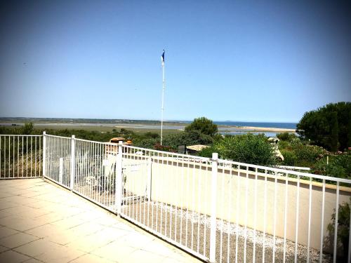 Proche Narbonne - AUDE 11- Saint pierre la Mer - ravissant pavillon plain pied F2- vaste terrasse - résidence avec piscine à 800M de la plage -Climatisé- parking privé - wifi gratuit