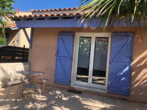 Proche Narbonne - AUDE 11- Saint pierre la Mer - ravissant pavillon plain pied F2- vaste terrasse - résidence avec piscine à 800M de la plage -Climatisé- parking privé - wifi gratuit