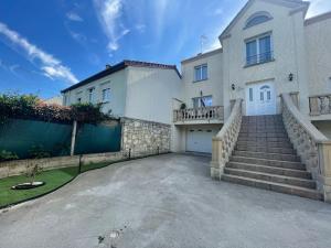 Proche Paris et Disney Maison 90 M2 CLIMATISÉ bord de Marne