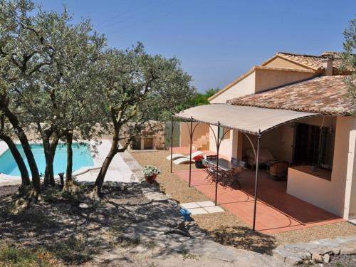 Provencal holiday home with private pool on 3000 m2 of garden in the middle of the Luberon