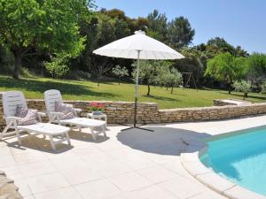 Provencal holiday home with private pool on 3000 m2 of garden in the middle of the Luberon