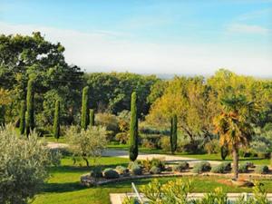 Provencal holiday home with private pool on 3000 m2 of garden in the middle of the Luberon