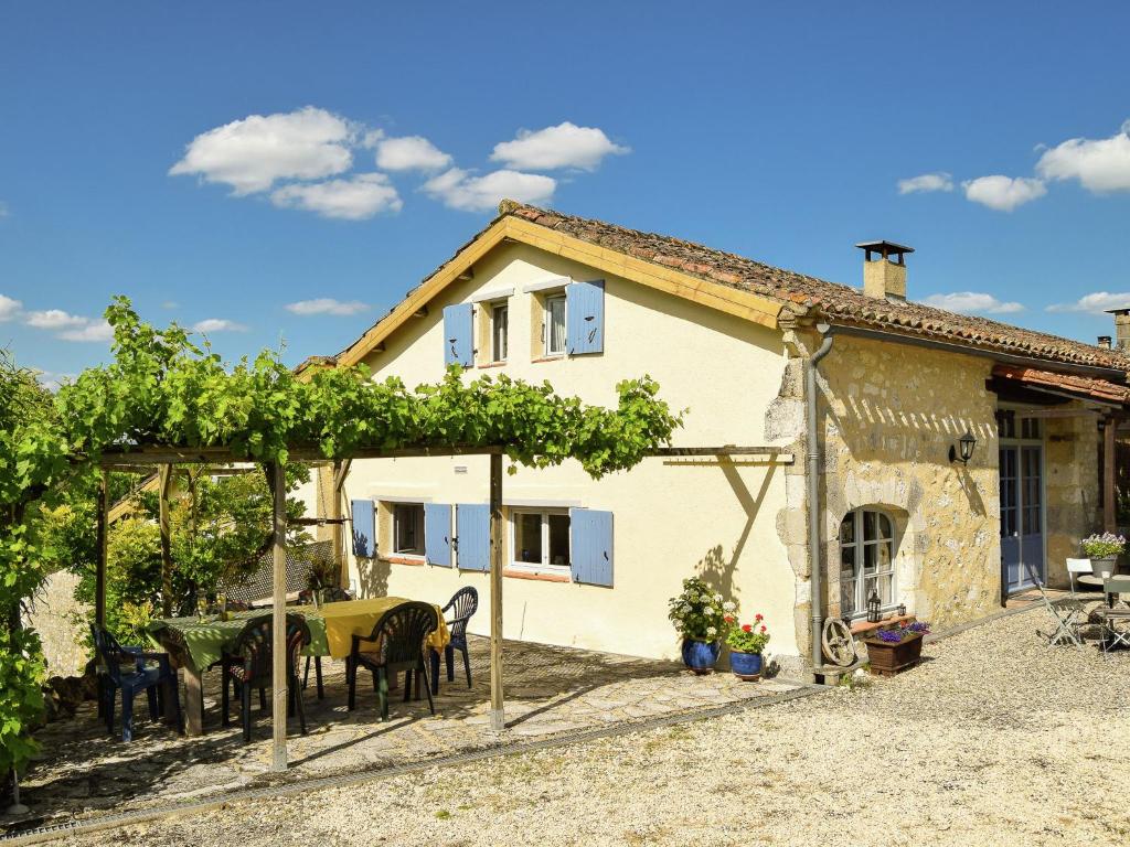 Maison de vacances Quaint Cottage in Saint Eutrope de Born with Swimming Pool  47210 Saint-Eutrope-de-Born