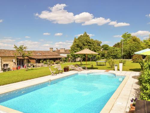 Quaint Cottage in Saint Eutrope de Born with Swimming Pool