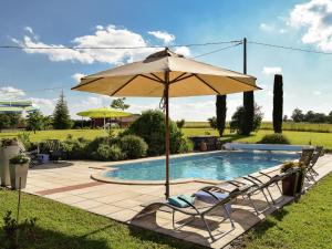 Quaint Cottage in Saint Eutrope de Born with Swimming Pool