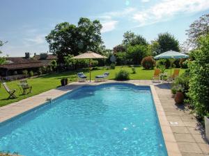 Quaint Cottage in Saint Eutrope de Born with Swimming Pool