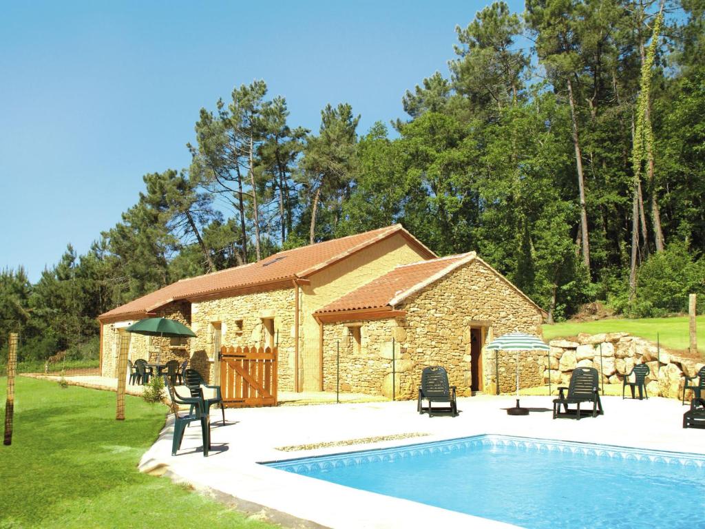 Quaint Holiday Home in Blanquefort sur Briolance with Pool , 47500 Saint-Cernin-de-lʼHerm