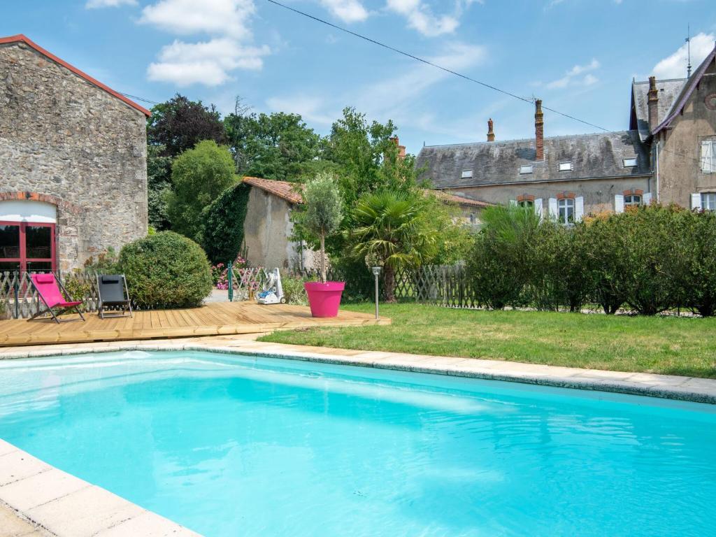 Maison de vacances Quaint Holiday Home in Cless with Garden  79350 Clessé