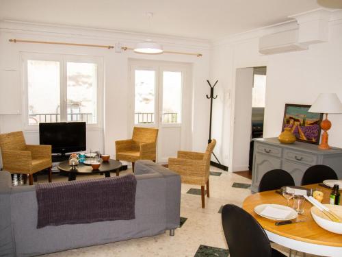 Quaint Holiday Home in Dieulefit with Hot Tub
