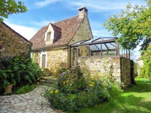 Maison de vacances Quaint Holiday Home in Grives with Swimming Pool  24170 Sainte-Foy-de-Belvès Aquitaine