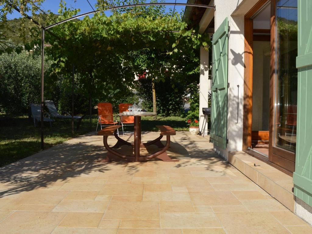 Maison de vacances Quaint Holiday Home in Les Vans with Swimming Pool  07140 Les Vans