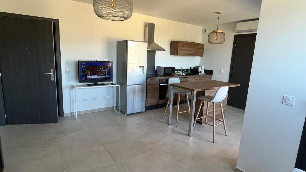 Quaint Holiday Home in Logonna Daoulas near Sea
