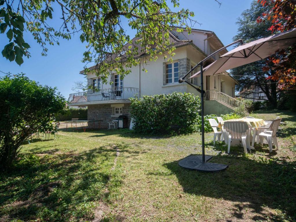 Maison de vacances Quaint Holiday Home in Payzac with Garden  24270 Payzac