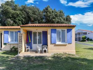 Quaint Holiday Home in Saint-Savinien with Jacuzzi