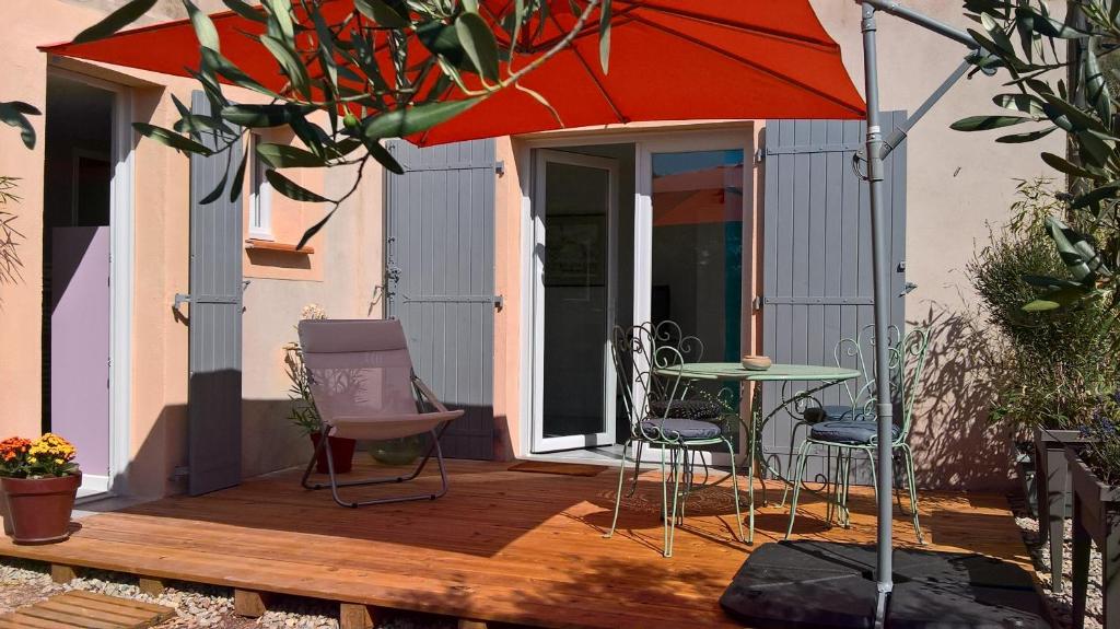 Quaint Holiday Home in Saint-Savinien with Jacuzzi
