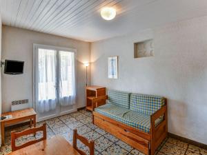 Quaint Holiday Home in Saint Savinien with private terrace