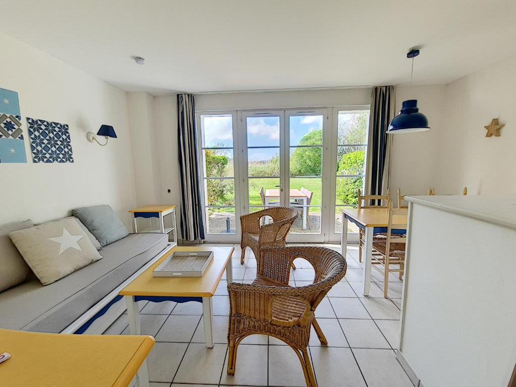 Quaint Holiday Home in Tracy sur Mer near Seabeach
