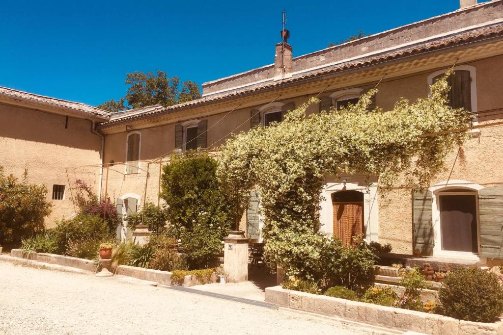 Maison de vacances Quiet house with garden and pool in Graveson 2606 Ancien Chemin d'Arles 13690 Graveson