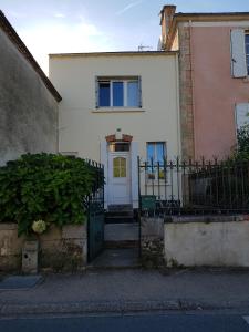 Maison de vacances Recently renovated holiday house in the heart of a small French town 10 Rue de la Bascule 85110 Sainte-Cécile Pays de la Loire