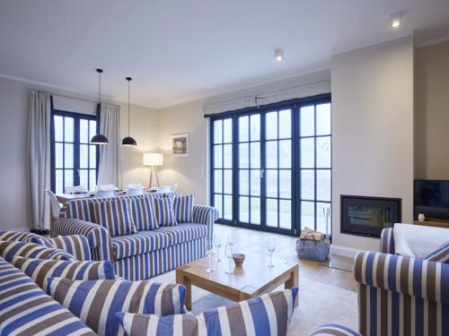 Reetland am Meer - Luxus Reetdachvilla mit 3 Schlafzimmern, Sauna und Kamin F15