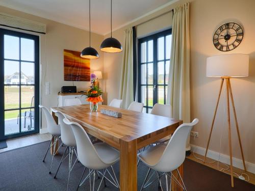 Reetland am Meer - Luxus Reetdachvilla mit 3 Schlafzimmern, Sauna und Kamin F18