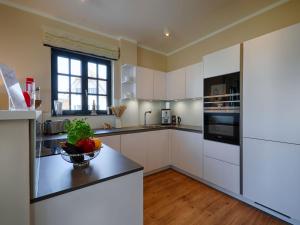 Reetland am Meer - Luxus Reetdachvilla mit 3 Schlafzimmern, Sauna und Kamin F18