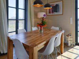 Reetland am Meer - Premium Reetdachvilla mit 3 Schlafzimmern, Sauna und Kamin F23