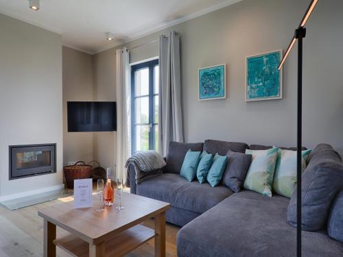 Reetland am Meer - Premium Reetdachvilla mit 3 Schlafzimmern, Sauna und Kamin F28