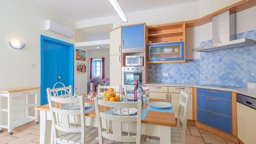 Refurbished beachfront house, Pool, AC, WiFi, Albufeira, sea view