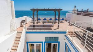 Refurbished beachfront house, Pool, AC, WiFi, Albufeira, sea view