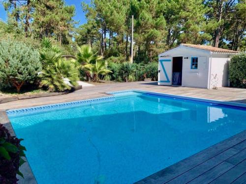 Relaxing villa with pool, multiple terraces, garden, Wifi, close to the beach