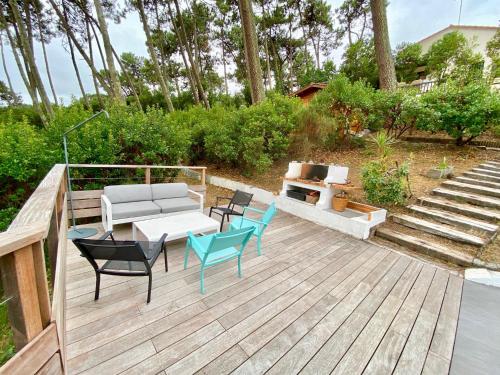 Relaxing villa with pool, multiple terraces, garden, Wifi, close to the beach