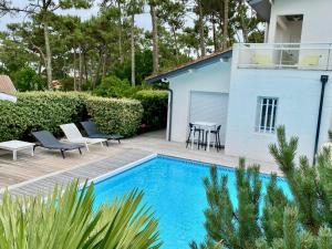 Relaxing villa with pool, multiple terraces, garden, Wifi, close to the beach