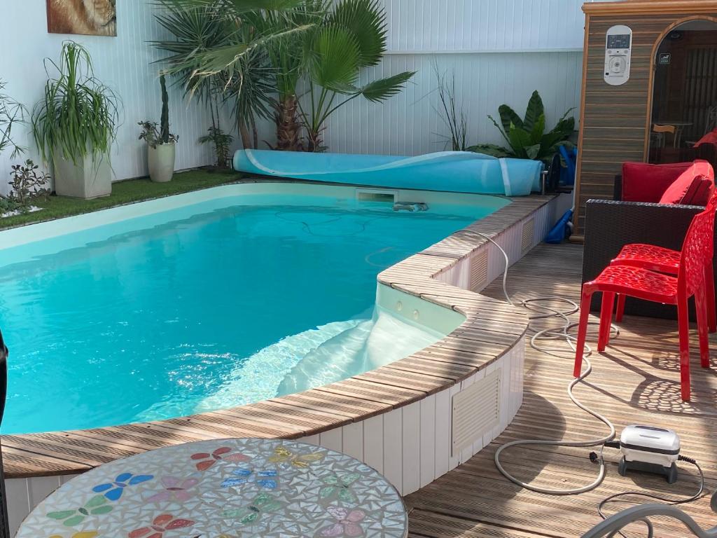 Renovated dovecot with pool in the vineyards near Bordeaux