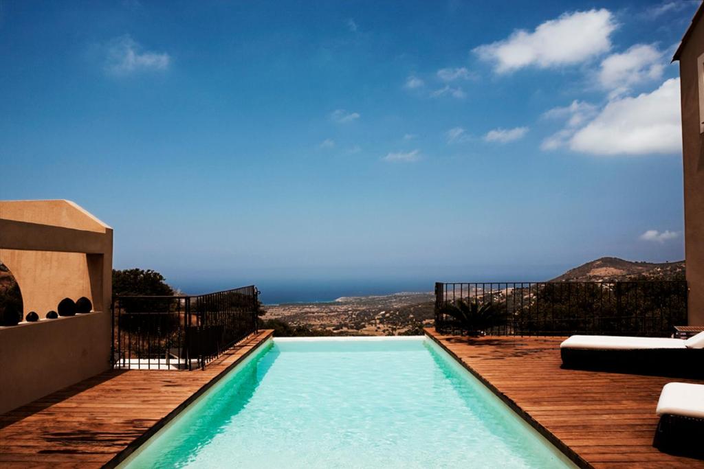Renovated family house with direct access to the sea