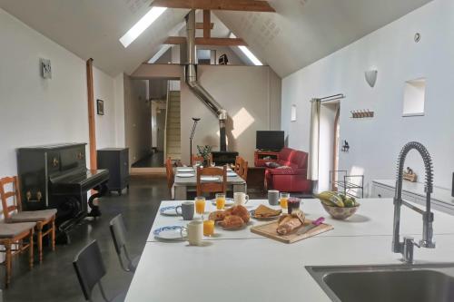 Renovated family house with direct access to the sea