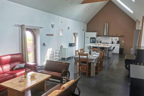 Renovated family house with direct access to the sea