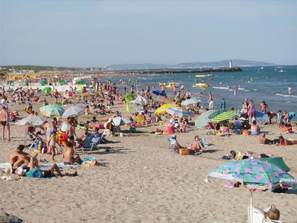 Résidence privée, climatisée, équipée WIFI, 50 m plage de la Roquille, Avenue des Galères, 34300 Le Cap d\'Agde