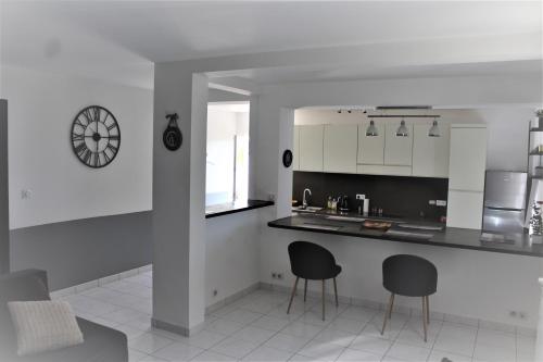 Rez de villa avec beau jardin et belle vue