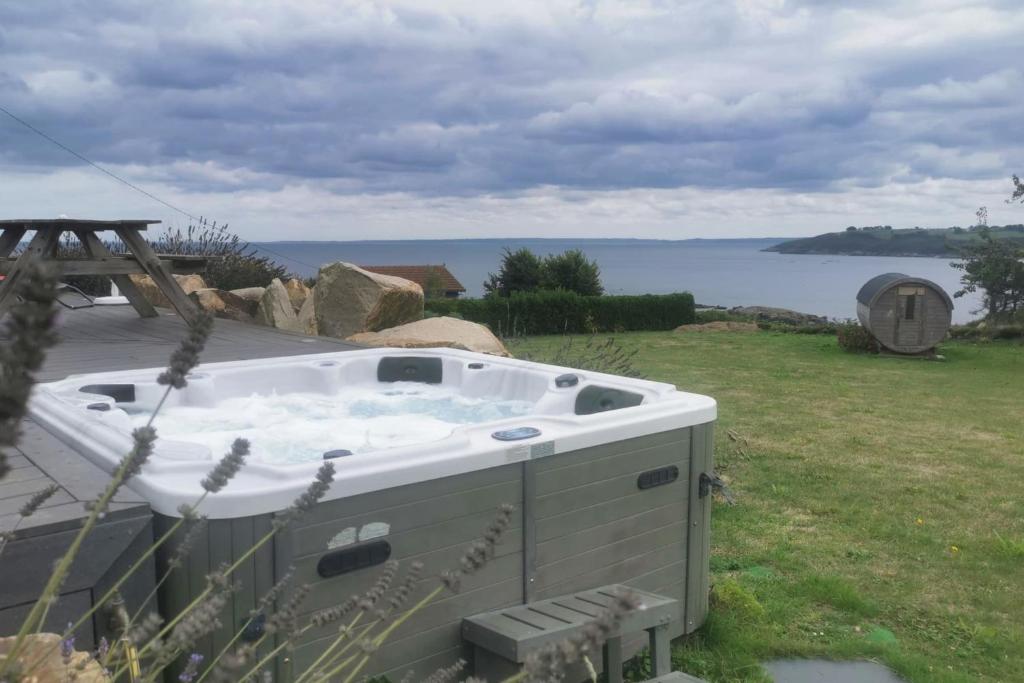 Maison de vacances Rhun Izella house exceptional view - jacuzzi sauna facing the sea 1005 Route de Rhun Izella 29630 Plougasnou