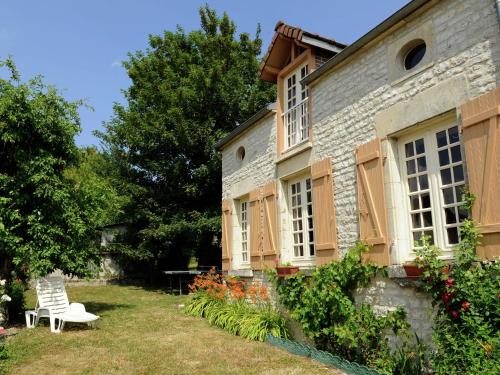 Romantic g te in quiet village for Champagne lovers