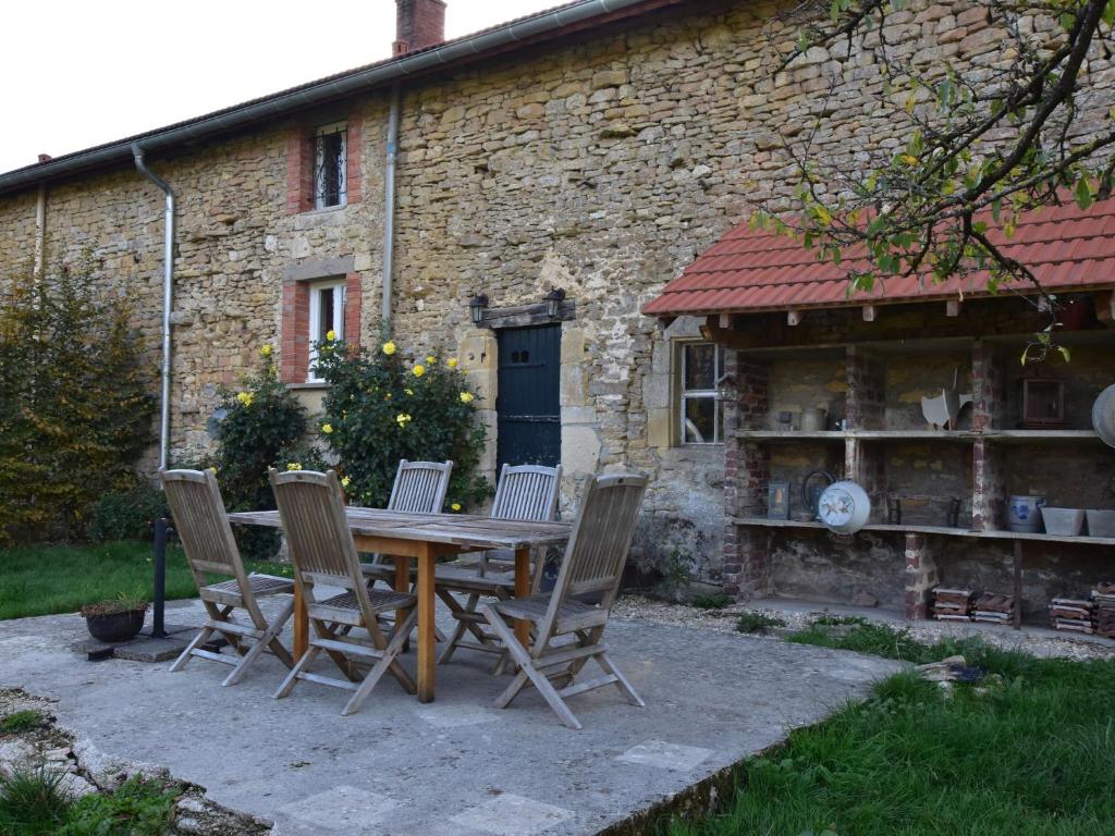 Maison de vacances Romantic Holiday Home in Barricourt with Barbecue  8240 Barricourt