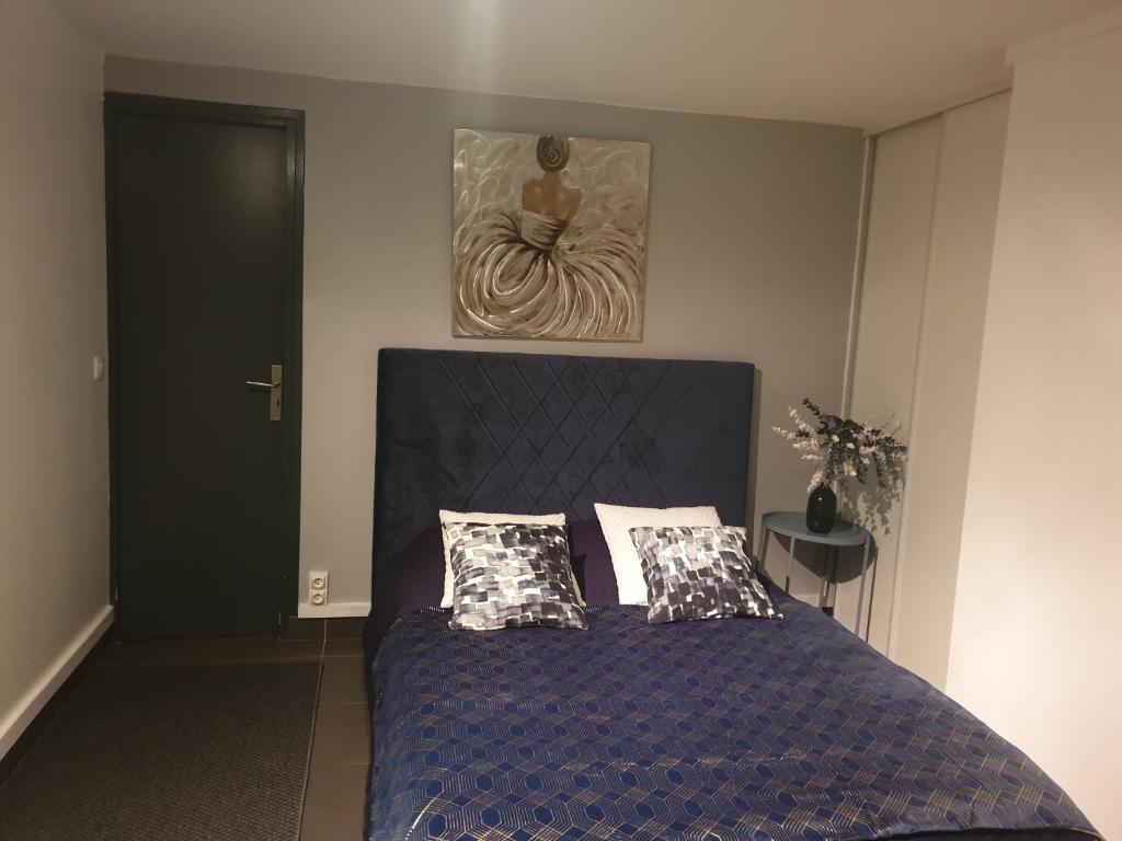 Room in Guest room - Quiet independent room 141 Rue Garibaldi, 94100 Saint-Maur-des-Fossés